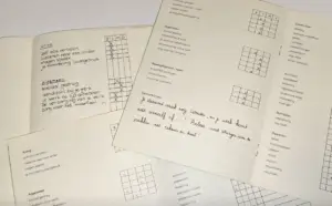 Foto van oude schoolrapporten met opmerkingen zoals ‘altijd afgeleid’ en ‘kijkt veel uit het raam’. Een visuele weergave van hoe school niet altijd aansloot bij mijn manier van denken.